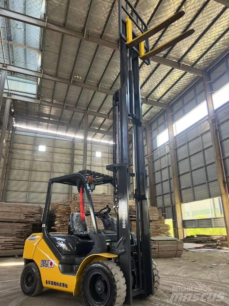 Komatsu FD 30 T-17 ディーゼル・軽油