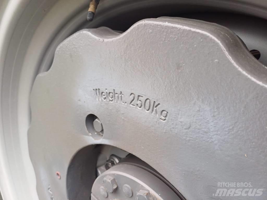 Massey Ferguson 8 S トラクター