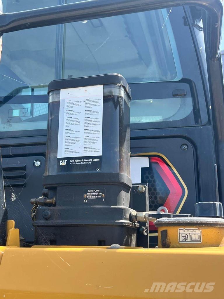 CAT 730 リジットフレーム式ダンプトラック