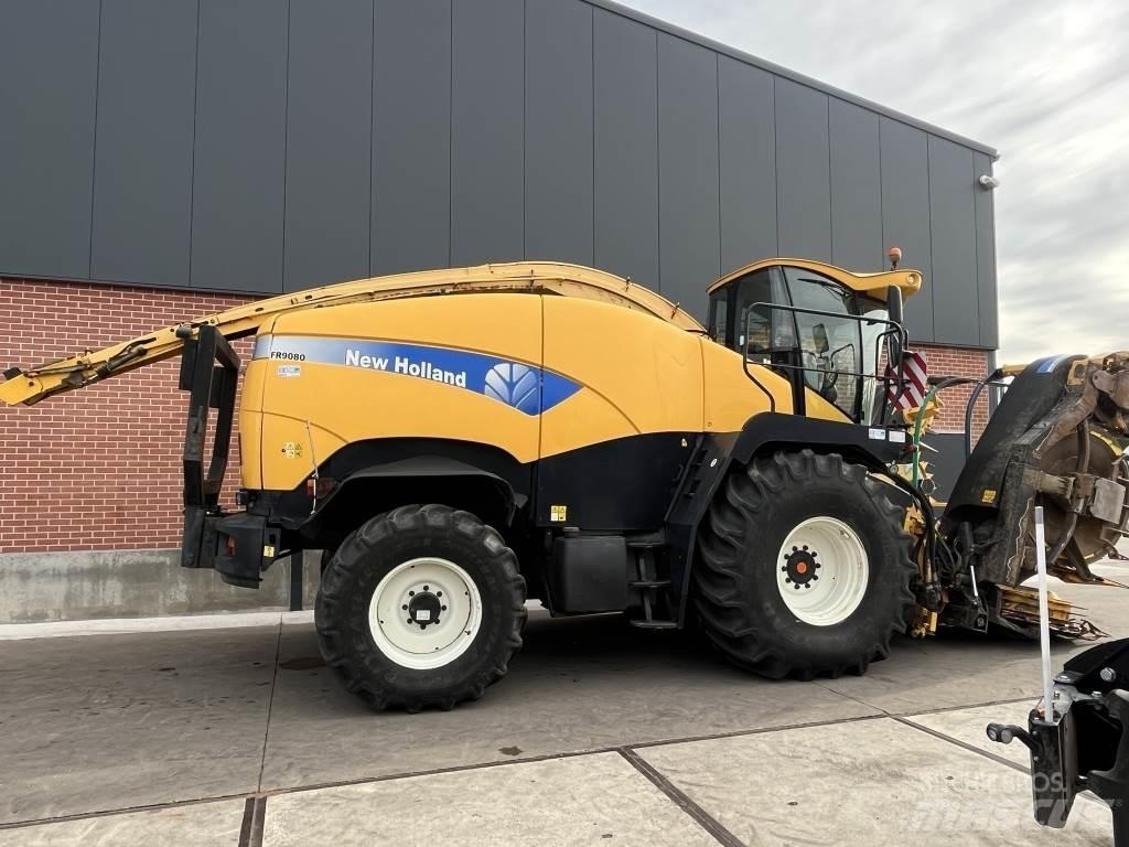 New Holland FR9080 自走式フォレージハーベスター