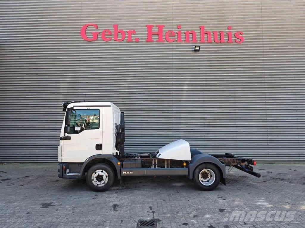 MAN TGL 8.220 4x2 キャブ付きシャーシ