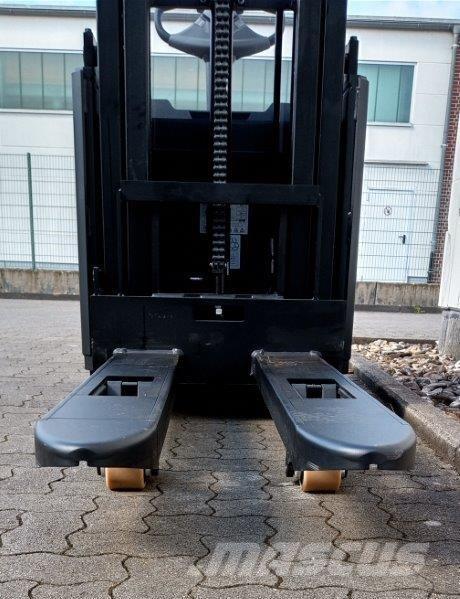 Toyota BT SWE145L 自走式スタッカー