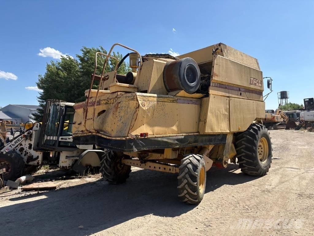 New Holland TF 44 コンバイン