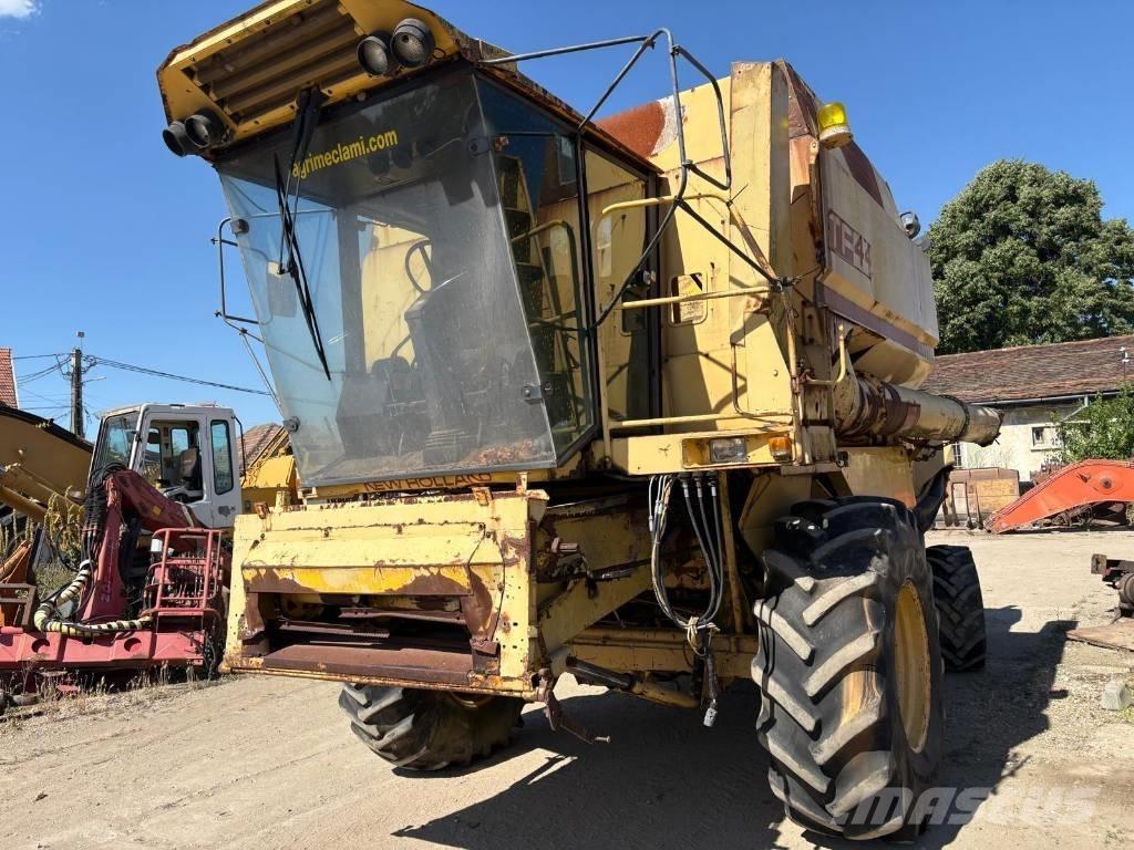 New Holland TF 44 コンバイン