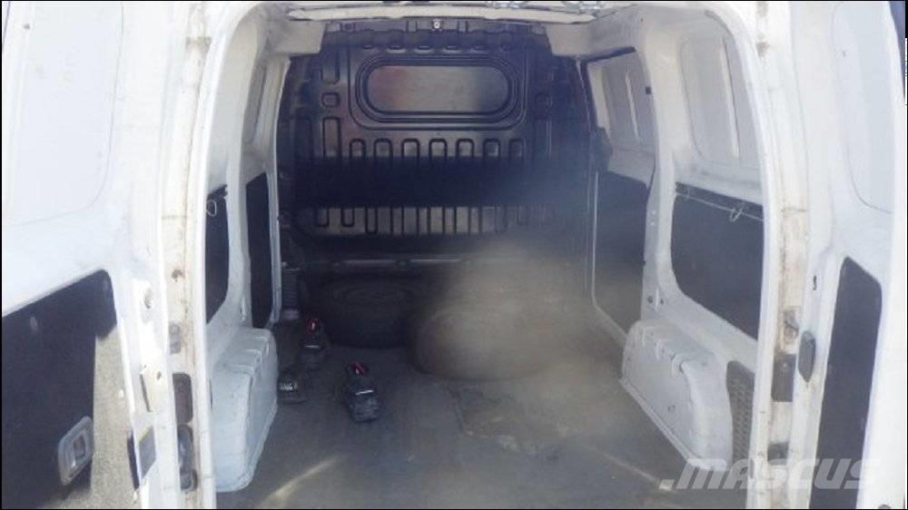 Nissan NV 200 パネルバン
