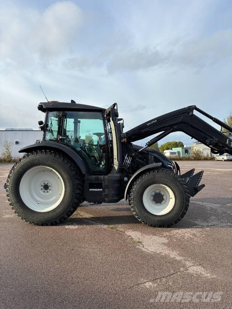 Valtra G135A トラクター