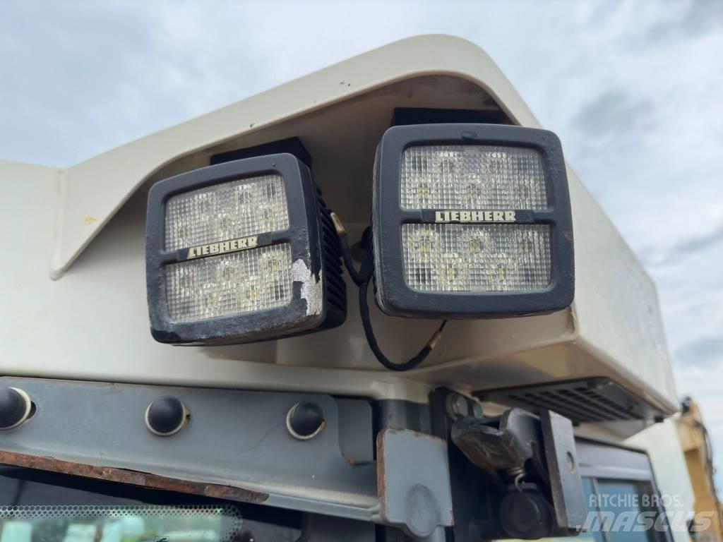 Liebherr PR 736 LGP ブルドーザー