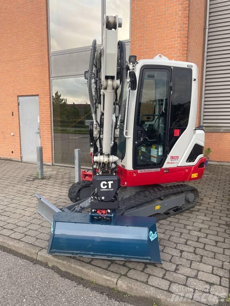 Takeuchi TB 225 ミニ油圧ショベル 7t以下（ミニユンボ・ミニディガー）