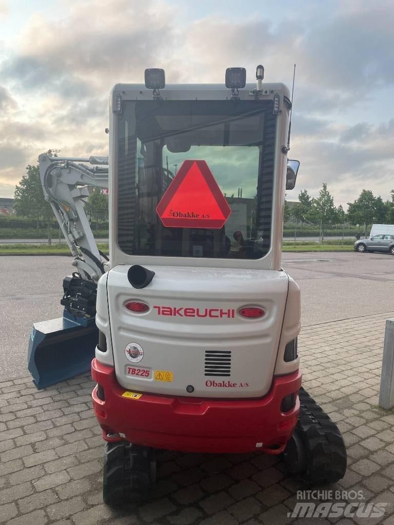 Takeuchi TB 225 ミニ油圧ショベル 7t以下（ミニユンボ・ミニディガー）