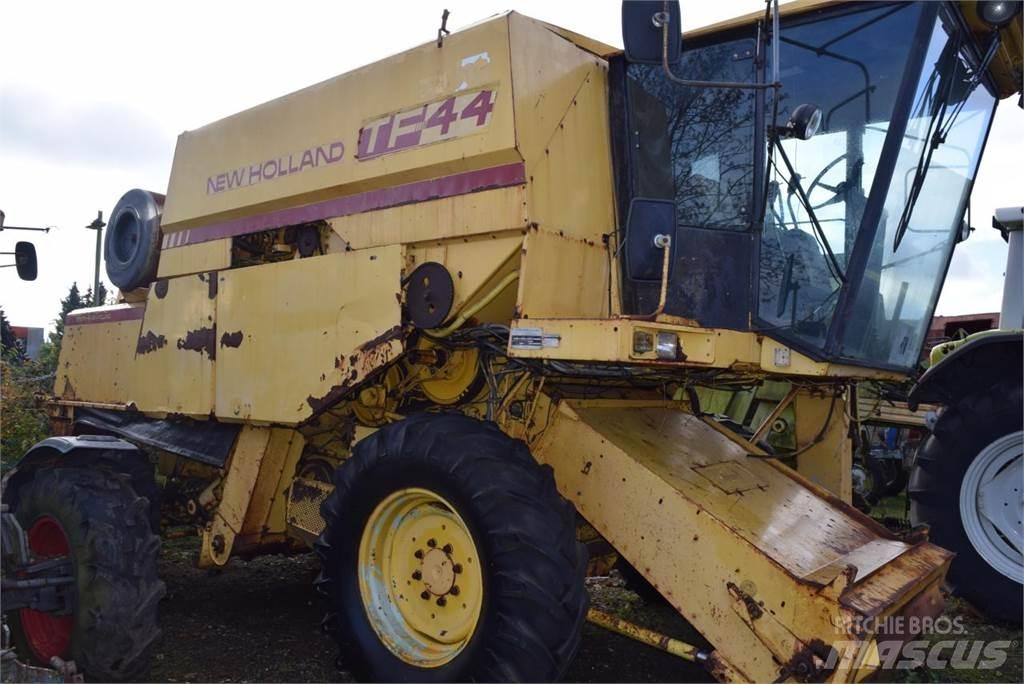 New Holland TF 44 コンバイン