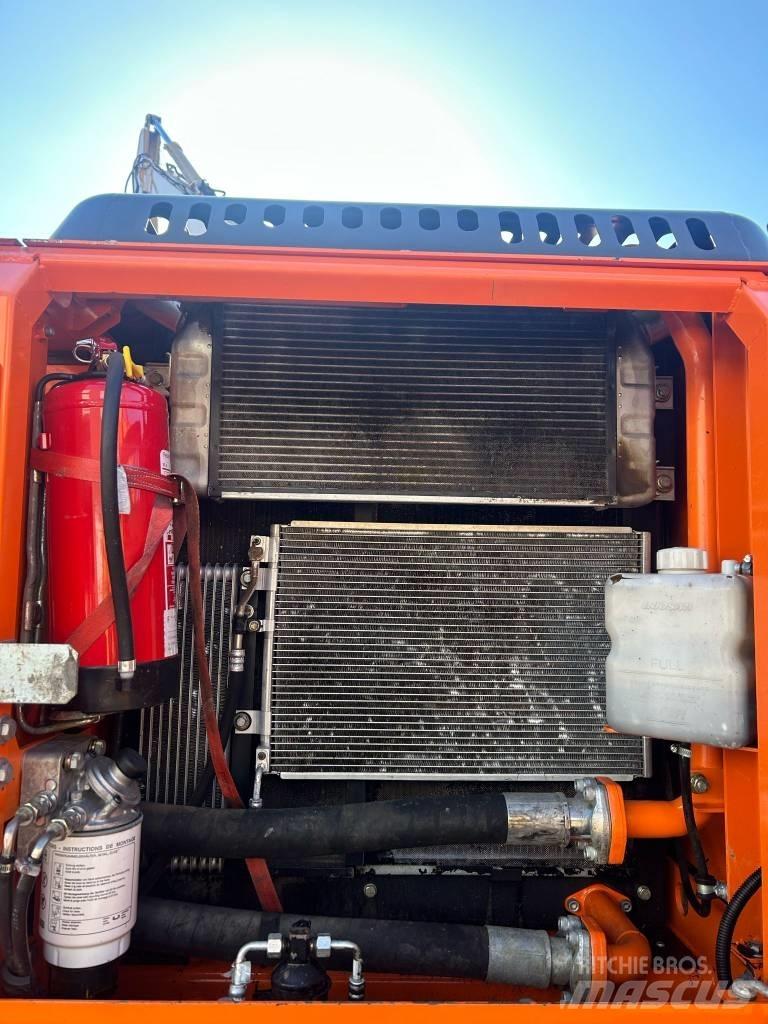 Doosan DX 210 W ホイール式油圧ショベル（パワーショベル・ユンボ・バックホー）