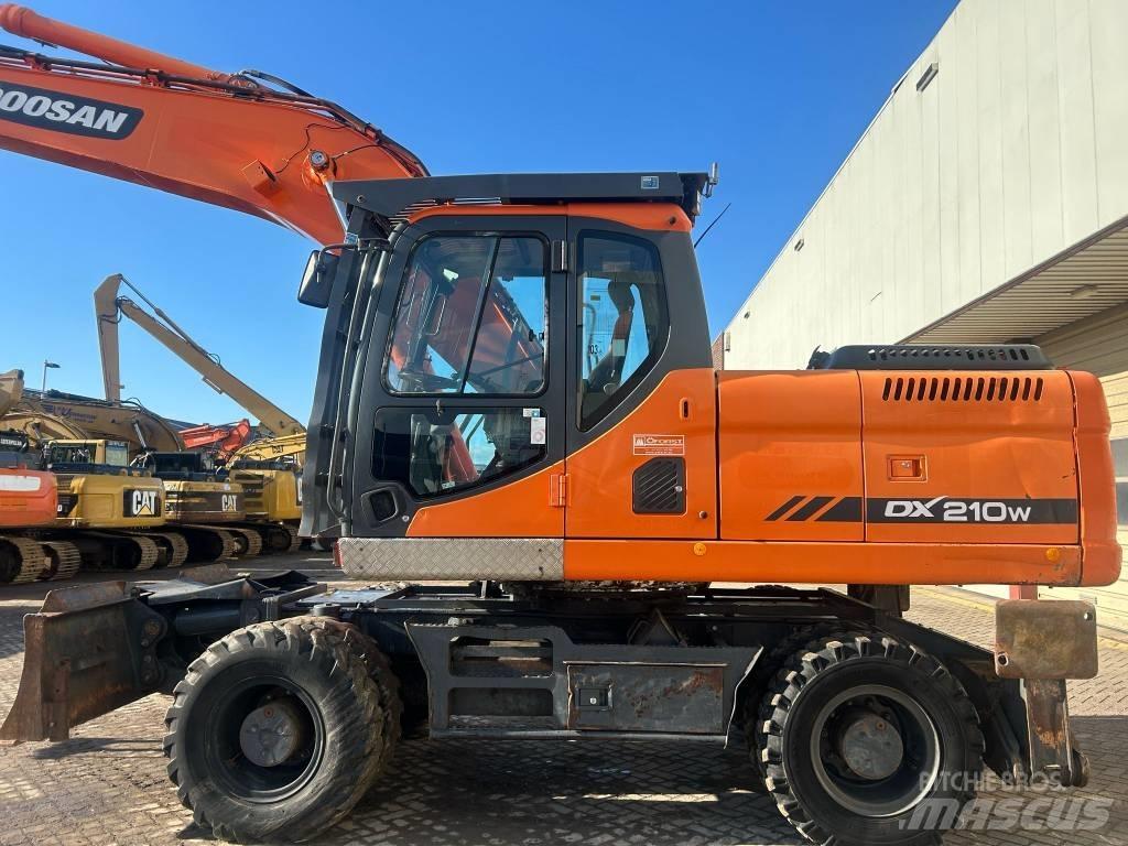Doosan DX 210 W ホイール式油圧ショベル（パワーショベル・ユンボ・バックホー）