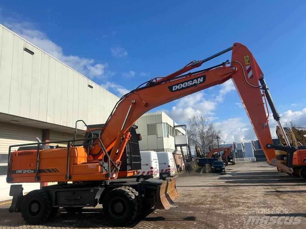 Doosan DX 210 W ホイール式油圧ショベル（パワーショベル・ユンボ・バックホー）