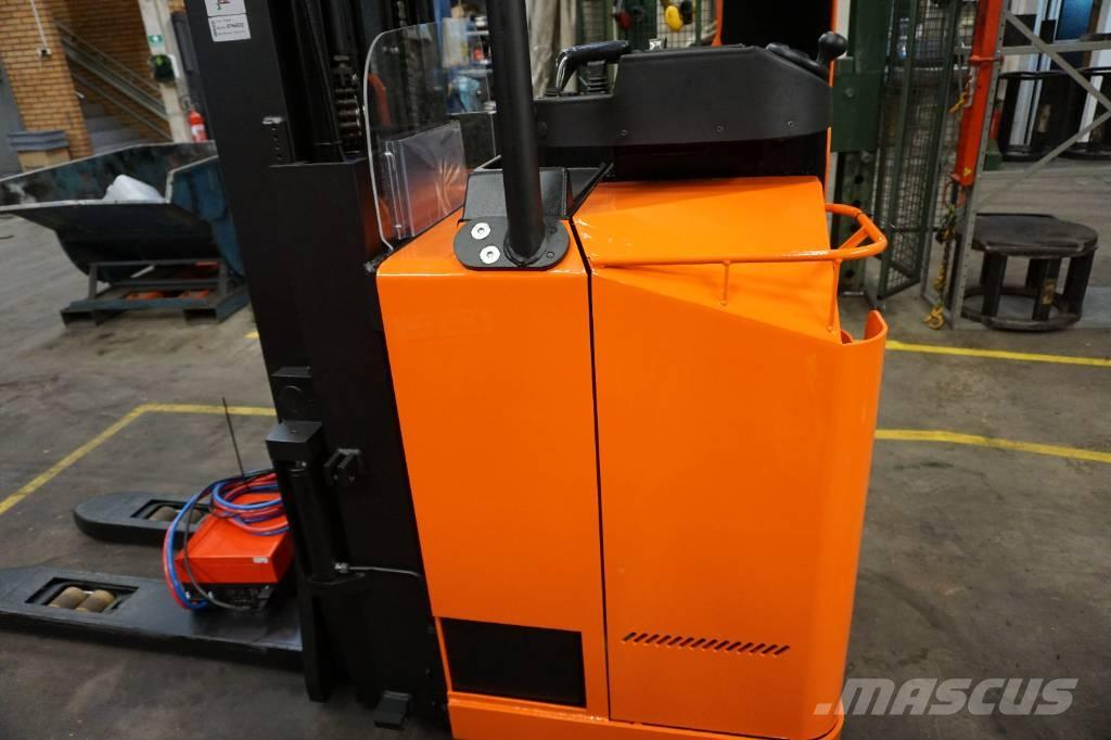 Toyota SSE160L 自走式スタッカー