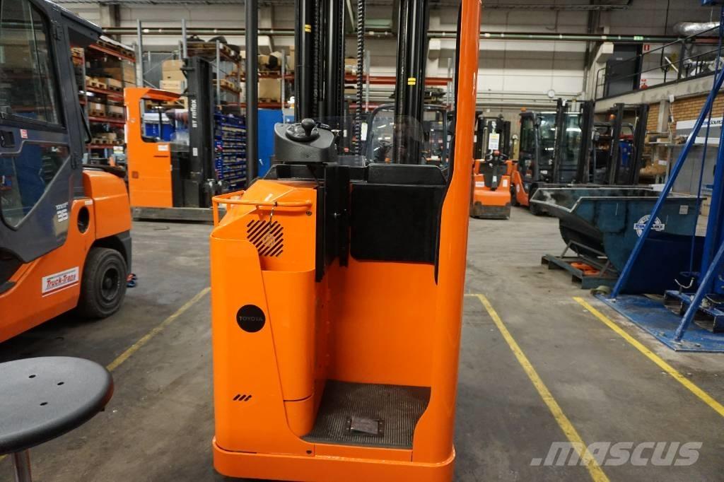 Toyota SSE160L 自走式スタッカー