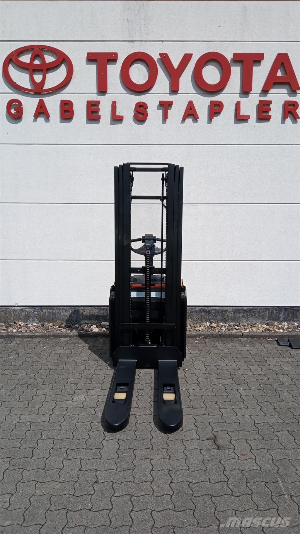 Toyota SWE140L 自走式スタッカー