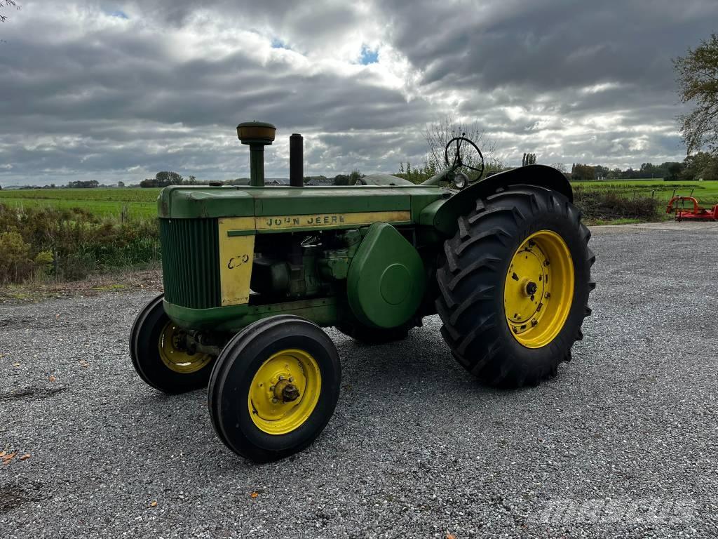 John Deere 820 トラクター