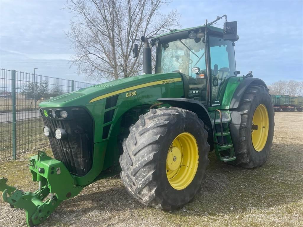 John Deere 8330 トラクター