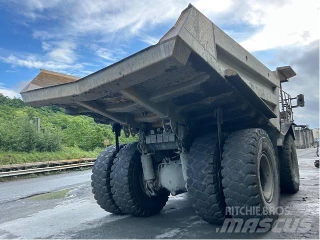 Komatsu HD605-7 リジットフレーム式ダンプトラック