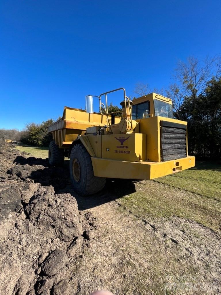 CAT D 30 D アーティキュレート式ダンプトラック