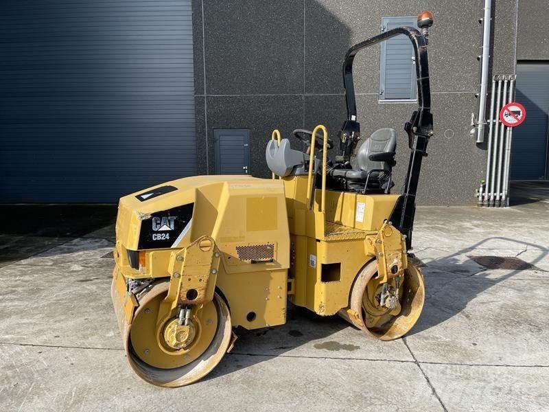 CAT CB 24 タンデムローラ