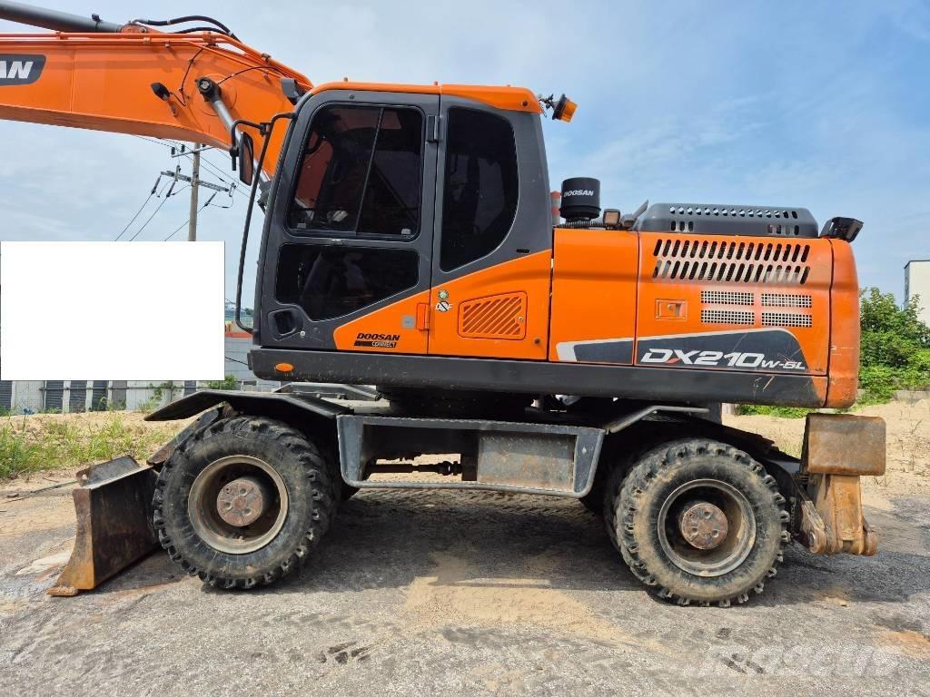 Doosan DX 210 W ホイール式油圧ショベル（パワーショベル・ユンボ・バックホー）
