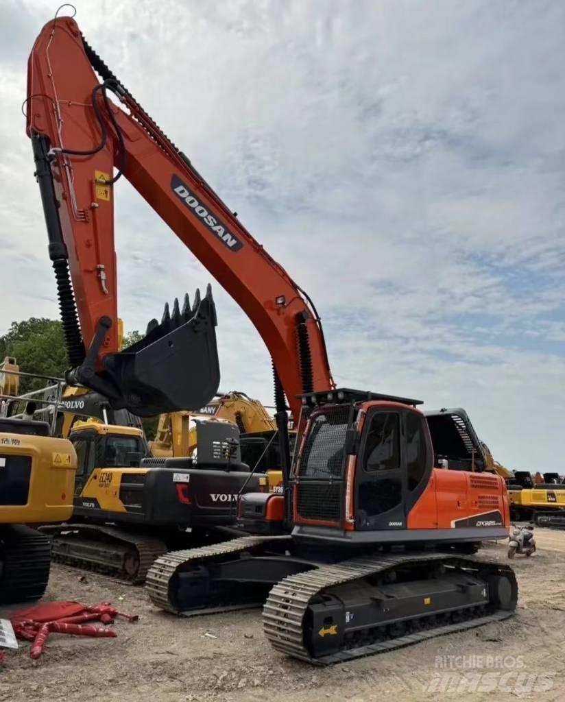 Doosan DX 225 大型油圧ショベル12t以上（パワーショベル・ユンボ）