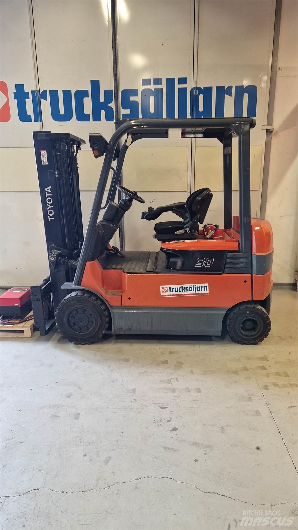 Toyota 7FBMF30 バッテリーフォークリフト