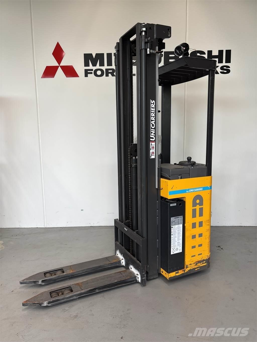 Atlet A160 自走式スタッカー