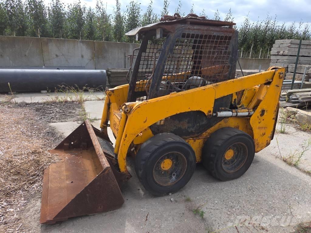 Komatsu SK 714 スキッドステアローダー