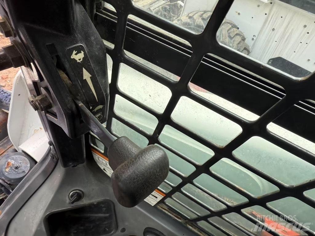 Bobcat S 220 S750 スキッドステアローダー