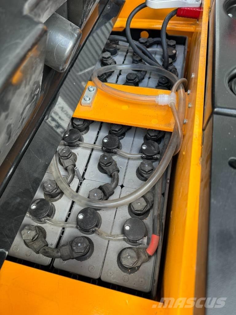 Hyundai 15ESR 自走式スタッカー