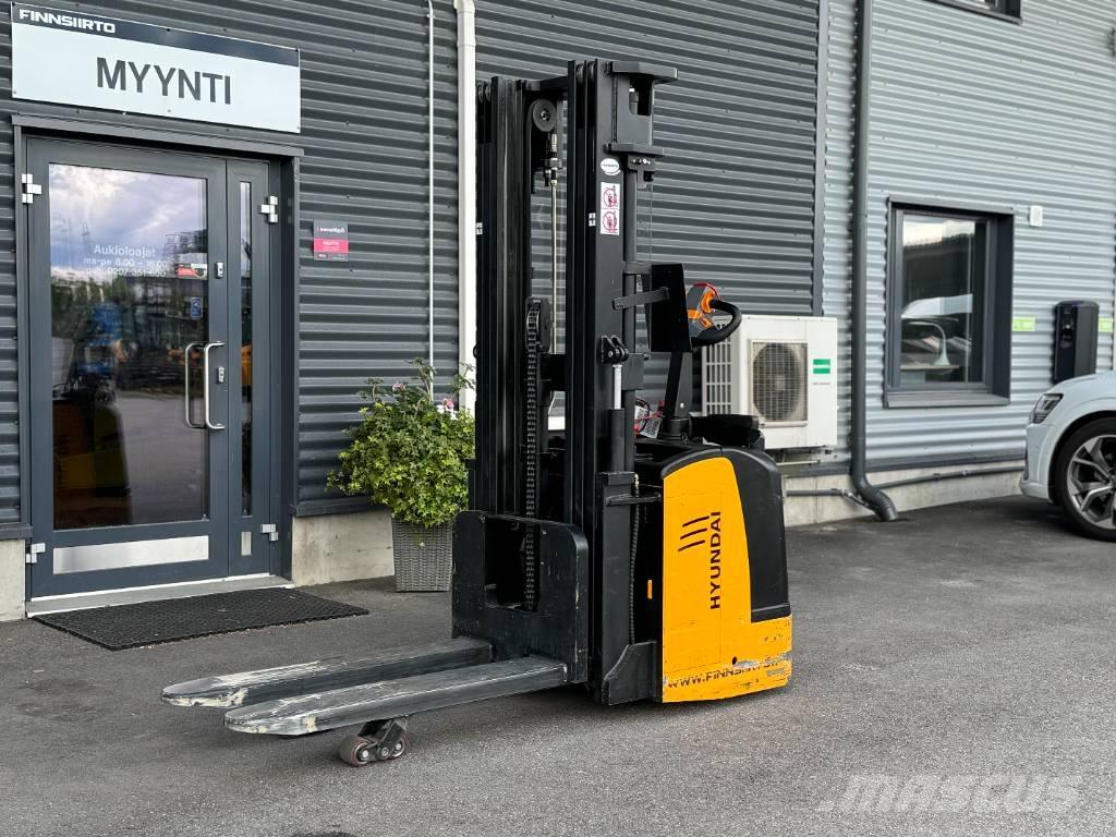 Hyundai 15ESR 自走式スタッカー