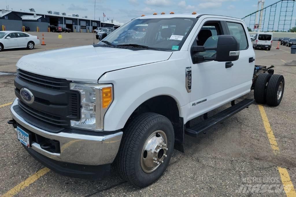 Ford F 350 XL SD キャブ付きシャーシ