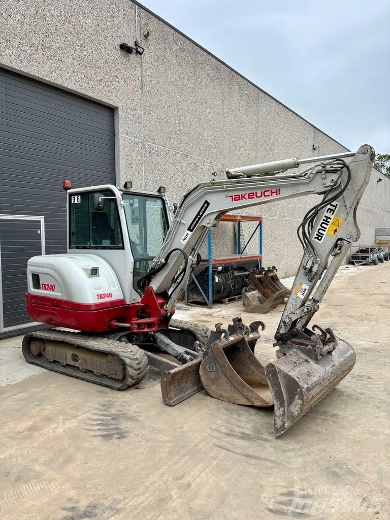 Takeuchi TB 240 ミニ油圧ショベル 7t以下（ミニユンボ・ミニディガー）