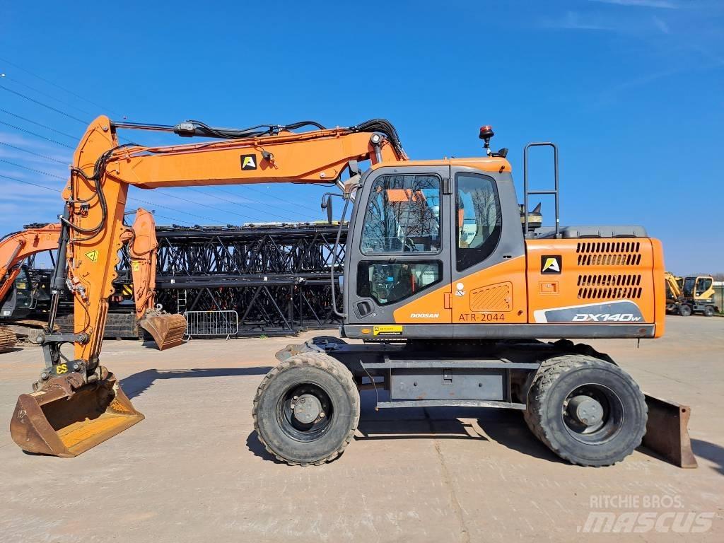Doosan DX140W-5 ホイール式油圧ショベル（パワーショベル・ユンボ・バックホー）