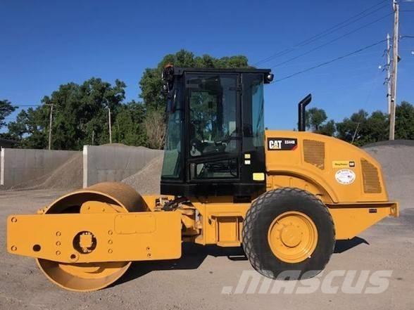 CAT CS44B タイヤローラ