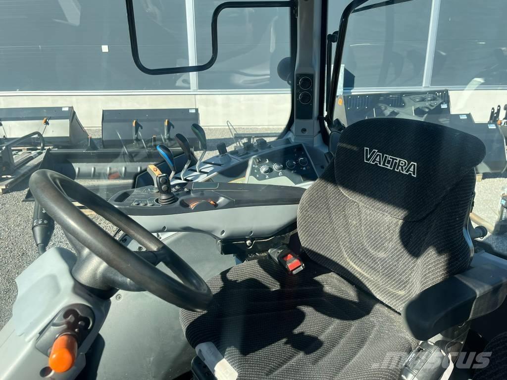 Valtra N 104 HiTech トラクター