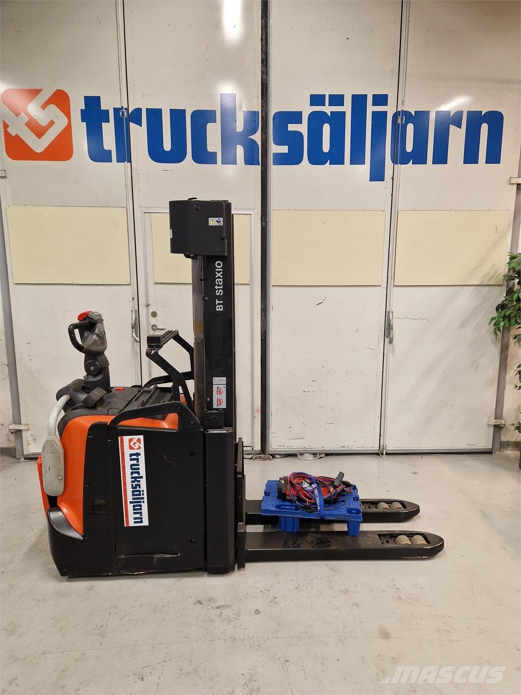 Toyota SPE160L 自走式スタッカー