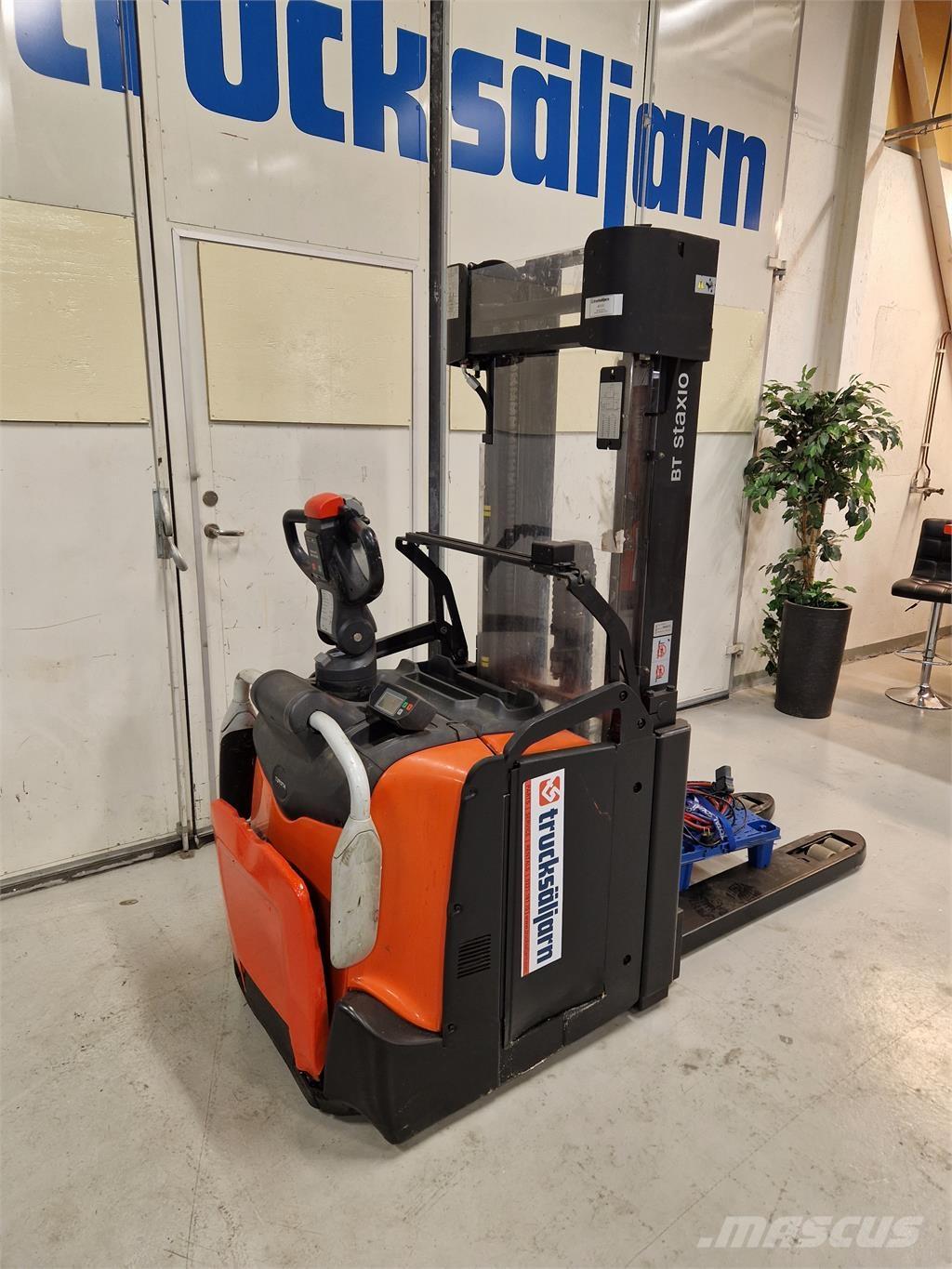 Toyota SPE160L 自走式スタッカー