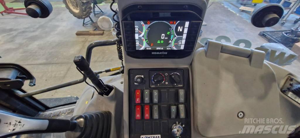 Komatsu WB 93 R バックホーローダー