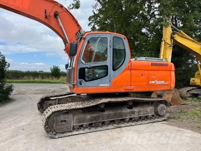 Doosan DX 225 LC 大型油圧ショベル12t以上（パワーショベル・ユンボ）