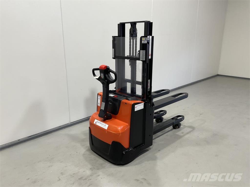 Toyota SWE200D 自走式スタッカー