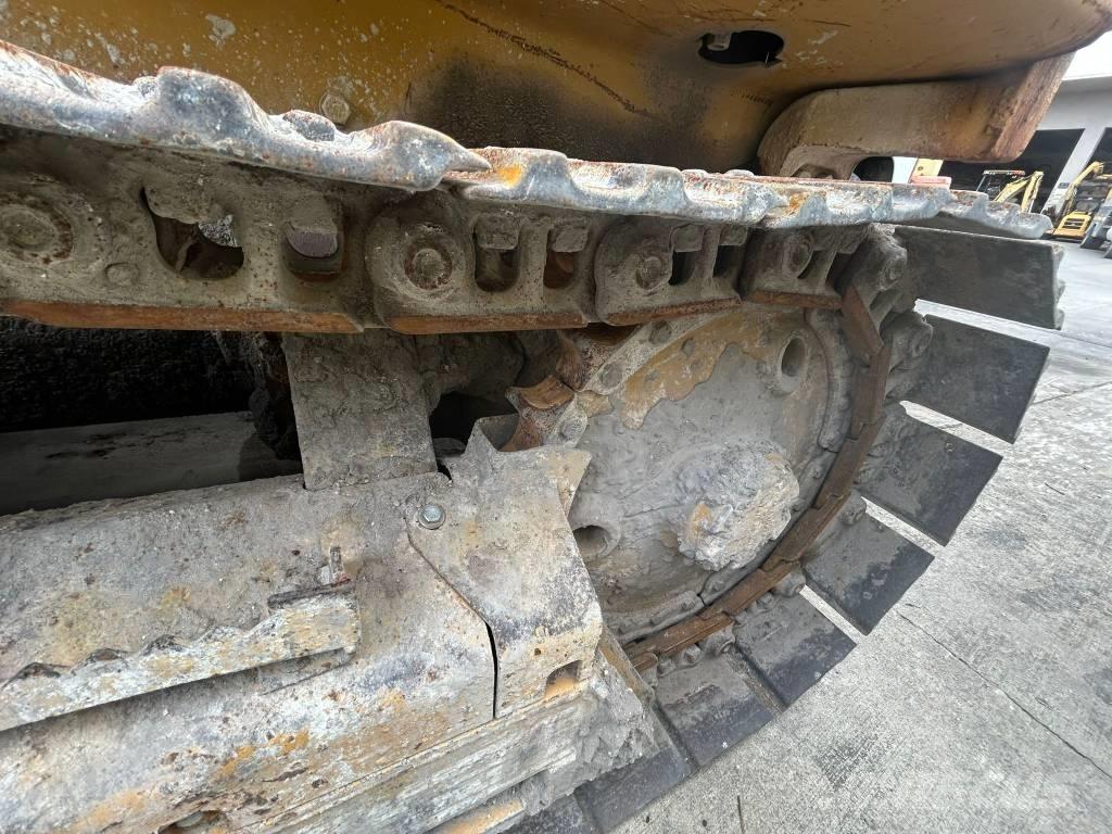 CAT D 3 C III ブルドーザー