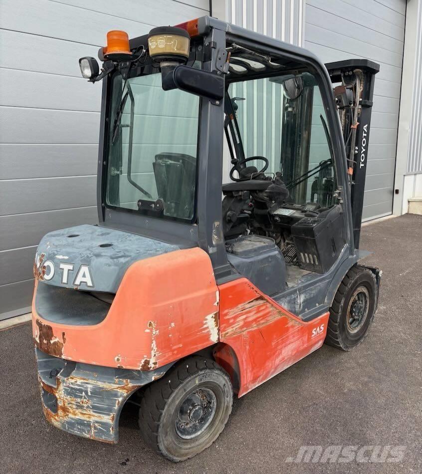 Toyota 8 FDF 25 ディーゼル・軽油