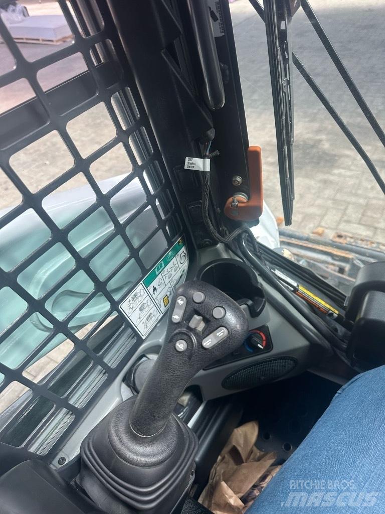Bobcat T 590 スキッドステアローダー