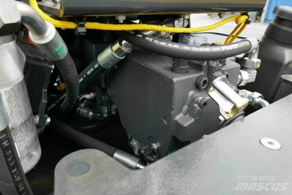 Bomag BW 213 DH-5 ソイルコンパクター
