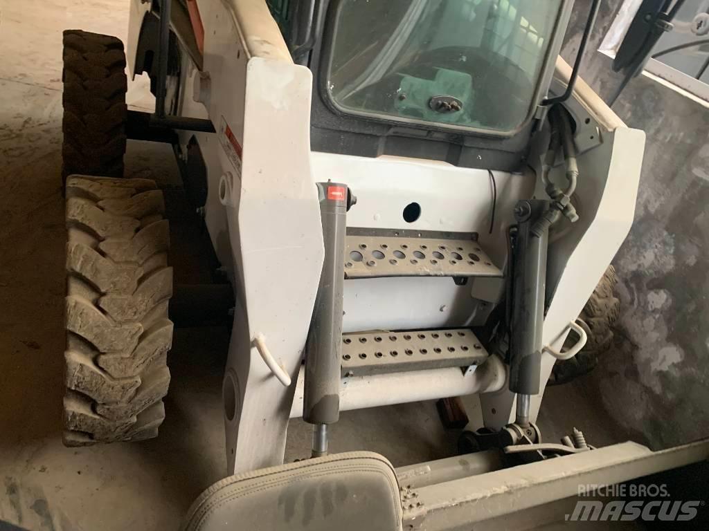 Bobcat S 300 スキッドステアローダー