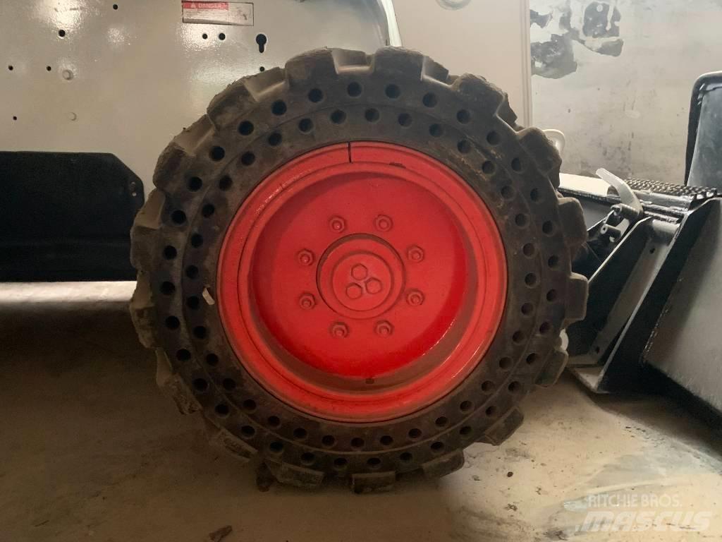 Bobcat S 300 スキッドステアローダー