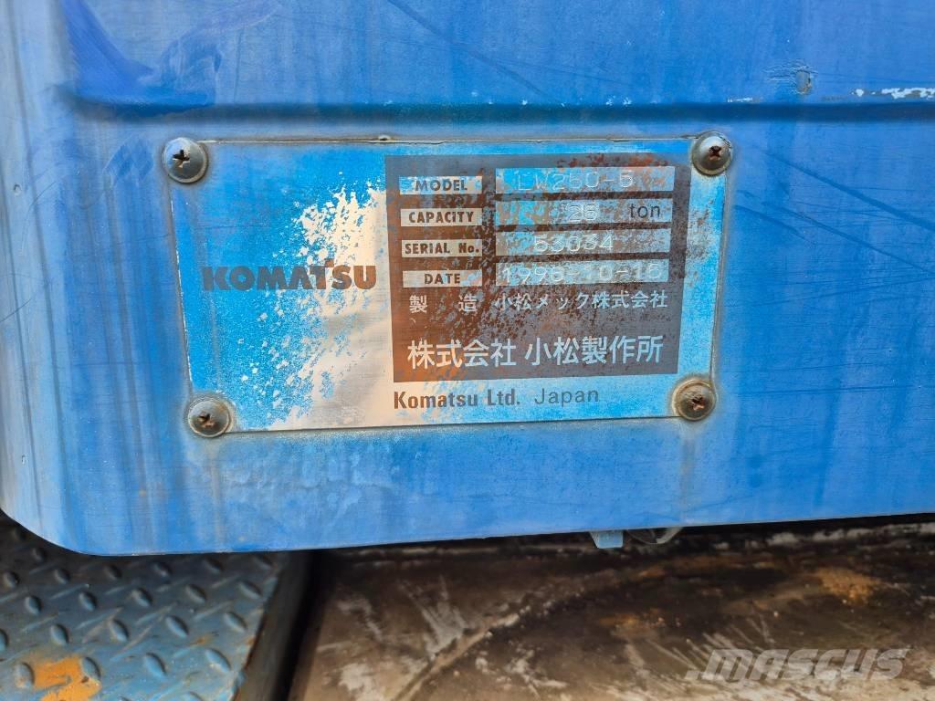 Komatsu LW 250-5 ラフテレーンクレーン